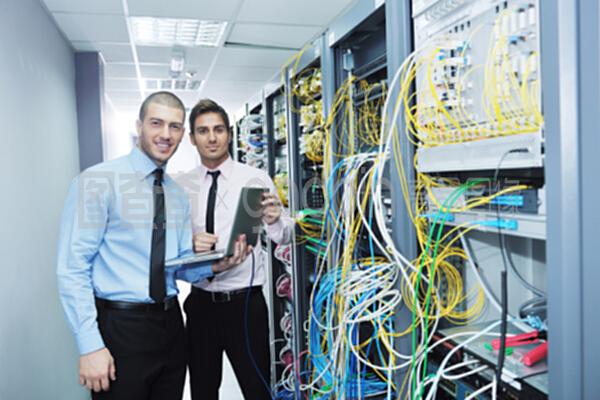 網(wǎng)絡(luò)服務(wù)器室的工程實踐 構(gòu)建高效穩(wěn)定的網(wǎng)絡(luò)基礎(chǔ)設(shè)施